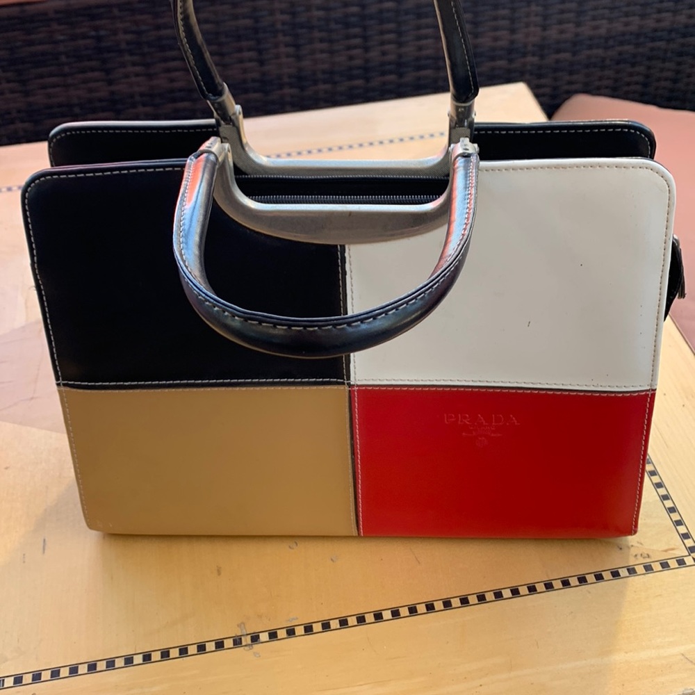 Purse, inside perfectly clean. Looks like a name brand, but is not!!